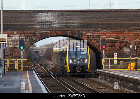 Treno elettrico Merseyrail Stadler classe 777 777006 che arriva alla stazione ferroviaria di Hooton, Cheshire, Regno Unito. Foto Stock