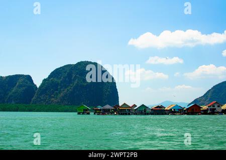 Ko Panyi - villaggio di pescatori musulmano. Insediamento di Koh Panyee costruito su palafitte della baia di Phang Nga, Thailandia Foto Stock