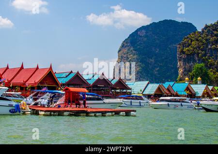 Ko Panyi - villaggio di pescatori musulmano. Insediamento di Koh Panyee costruito su palafitte della baia di Phang Nga, Thailandia Foto Stock