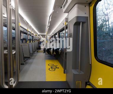 Interno di un treno elettrico Merseyrail classe 777 costruito da Stadler Foto Stock
