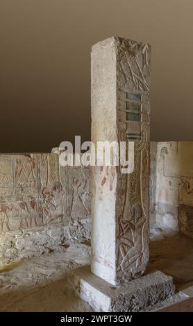 Raffigurazione del pilastro di Djed nella tomba di Nemtymes Bubasteion, Saqqara, Egitto Foto Stock