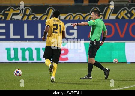 KERKRADE, Paesi Bassi. 8 marzo 2024. Calcio, olandese Keuken Kampioen Divisie, Roda JC - Ado Den Haag, Parkstad Limburg Stadium, stagione 2023/2024, arbitro Higler, punti risolutamente al punto di rigore crediti: Pro tiri/Alamy Live News Foto Stock