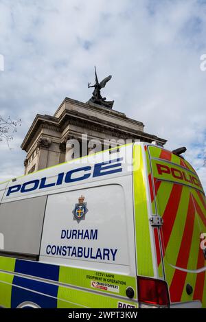 Hyde Park Corner, Londra, Regno Unito. 9 marzo 2024. Si sta protestando contro l'escalation dell'azione militare a Gaza mentre il conflitto tra Israele e Hamas continua. Organizzati da gruppi tra cui Palestine Solidarity Campaign e Stop the War Coalition, dal titolo “dimostrazione nazionale” e con inviti a “fermare il genocidio”, “cessare il fuoco ora” e “Palestina libera”, i manifestanti si stanno riunendo intorno a Hyde Park Corner. La polizia sta assistendo da varie parti del paese. Il Durham Constabulary disegnato qui si riunì intorno all'Arco di Wellington Foto Stock