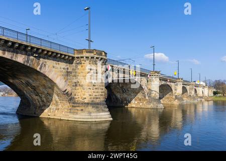 Marienbrücke ALS Marienbrücke werden in Dresda zwei unmittelbar nebeneinander liegende Brücken über die Elbe zwischen Wilsdruffer Vorstadt und der Inneren Neustadt bezeichnet. Dresden Sachsen Deutschland *** Marienbrücke a Dresda, Marienbrücke è il nome dato a due ponti adiacenti sull'Elba tra Wilsdruffer Vorstadt e Innere Neustadt Dresda Sassonia Germania Foto Stock