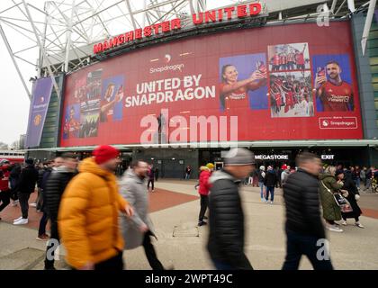 Manchester, Regno Unito. 9 marzo 2024. I tifosi si mescolano fuori dal megastore prima del calcio d'inizio durante la partita Premier Leagues Manchester United vs Everton a Old Trafford, Manchester. Foto: Andrew Yates/Sportimage credito: Sportimage Ltd/Alamy Live News Foto Stock