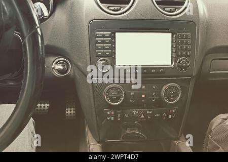 Primo piano sulla plancia. Molti pulsanti per auto diversi con spie per controllare il veicolo Foto Stock