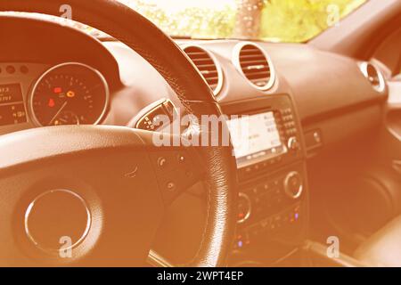 Primo piano sulla plancia. Volante e molti pulsanti per auto diversi con spie per controllare il veicolo Foto Stock