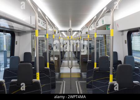 Interno di un treno elettrico Merseyrail classe 777 costruito da Stadler Foto Stock