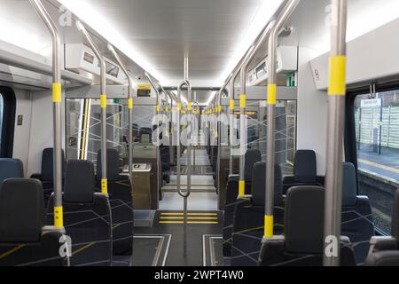 Interno di un treno elettrico Merseyrail classe 777 costruito da Stadler Foto Stock