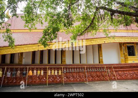 Il Wat si Pradu nel centro della città di Udon Ratchathani e la provincia di Ubon Ratchathani in Thailandia. Thailand, Ubon Ratchathani, novembre 25, 2023 Foto Stock