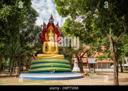 Un Buddha al Wat Burapa nel centro della città di Udon Ratchathani e nella provincia di Ubon Ratchathani in Thailandia. Thailand, Ubon Ratchathani, novembre 25 Foto Stock