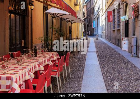 Milano, Italia - 07 aprile 2018: Tipica e accogliente strada italiana con tavoli a Milano, Italia Foto Stock