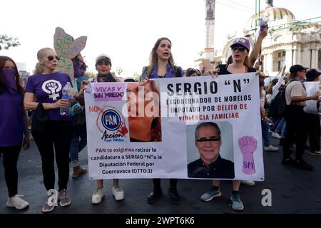 Non esclusiva: 8 marzo 2024, città del Messico, Messico: Le donne tengono dei cartelli mentre partecipano alla manifestazione della giornata internazionale della donna per protestare contro l'agai Foto Stock