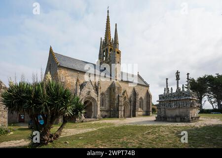 Cappella gotica con il calvario più antico della Bretagna, Notre-Dame de Tronoen, vicino a Penmarca'h, Finistere, Bretagna, Francia Foto Stock