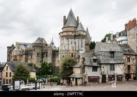 Vista sulla città e sul castello, Vitre, Bretagna, Francia Foto Stock