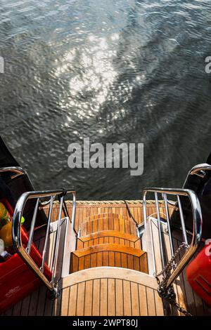 Scaletta da bagno come uscita a poppa di una casa galleggiante, casa galleggiante, vacanza, viaggio, sole, riflessione, acqua, balneazione, nuoto, idilliaco, lago. Esci Foto Stock