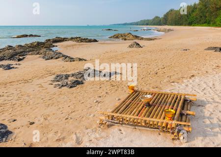 Paesaggio da spiaggia a Silent Beach con omaggio per le vittime dello tsunami a Khao lak, spiaggia, spiaggia sabbiosa, vacanza al mare, vacanza, viaggi, turismo, mare Foto Stock