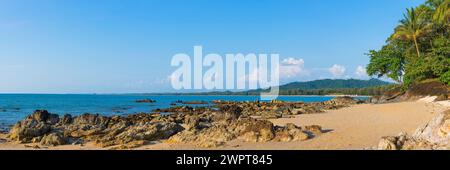 Paesaggio roccioso sulla spiaggia silenziosa di Khao lak, spiaggia, spiaggia sabbiosa, panorama, vista spiaggia, stony, rocce, vacanze al mare, vacanze, viaggi Foto Stock