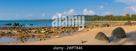 Paesaggio roccioso sulla spiaggia silenziosa di Khao lak, spiaggia, spiaggia sabbiosa, panorama, vista spiaggia, stony, rocce, vacanze al mare, vacanze, viaggi Foto Stock