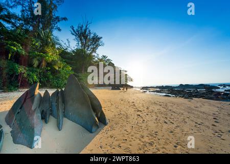 Paesaggio roccioso sulla spiaggia silenziosa di Khao lak, spiaggia, spiaggia sabbiosa, panorama, vista spiaggia, stony, rocce, vacanze al mare, vacanze, viaggi Foto Stock