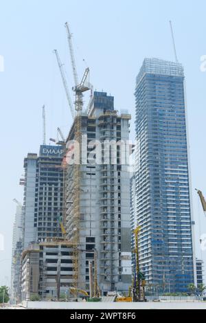 Alte gru e torri parzialmente costruite dominano la scena, mostrando lo skyline in continua evoluzione di Dubai e il suo continuo sviluppo. Dubai, Emirati Arabi Uniti - agosto Foto Stock