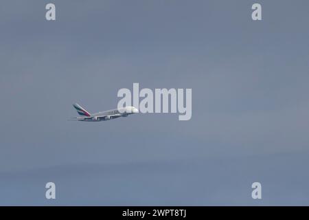 Airbus A380 di Emirates Airlines in volo, Inghilterra, Regno Unito Foto Stock