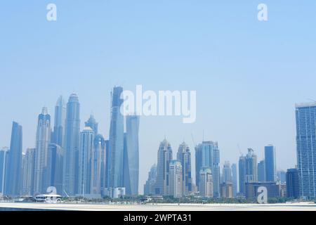 I grattacieli dominano lo skyline del quartiere finanziario di Dubai con gru che indicano lo sviluppo in corso. Dubai, Emirati Arabi Uniti - 15 agosto 2023 Foto Stock
