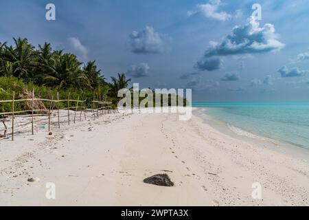 Spiaggia di sabbia bianca, isola Parli 1, arcipelago Lakshadweep, territorio dell'Unione dell'India Foto Stock