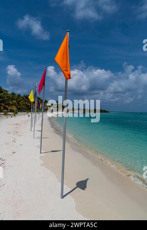 Spiaggia di sabbia bianca con molte bandiere, isola di Bangaram, arcipelago di Lakshadweep, territorio dell'Unione dell'India Foto Stock