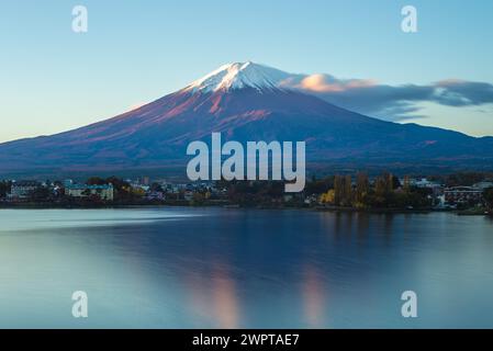 Scenario del Monte Fuji e del Lago Kawaguchi a Yamanashi, giappone Foto Stock