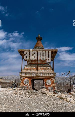 Stupa buddista colorato, Tsarang, Regno di Mustang, Nepal Foto Stock