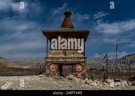 Stupa buddista colorato, Tsarang, Regno di Mustang, Nepal Foto Stock