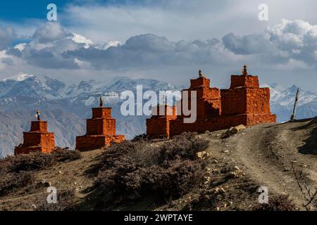 Stupa buddista colorato, monastero di Ghar Gumba, Regno di Mustang, Nepal Foto Stock