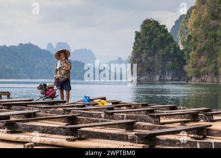 Donna su una zattera nel lago Cheow LAN nel parco nazionale di Khao Sok, roccia calcarea, donna, asiatica, asiatica, natura, viaggi, vacanze, lago, bacino idrico Foto Stock