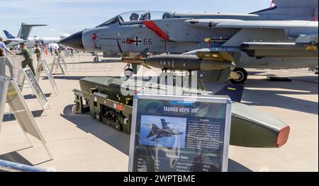 Sistema d'arma Taurus, missile da crociera aria-terra delle forze armate tedesche, versione KEPD-350 con testata tandem, missili da crociera. TornadoIDS Foto Stock