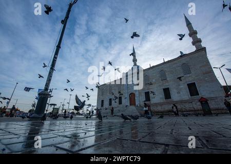 La mattina presto e la nuova Moschea (Yeni Cami) a Istanbul, Turchia Foto Stock