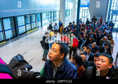 Shanghai, Cina, Wide Angle Views, High Angle, Large Crowd People, turisti, che viaggiano all'interno, corridoio, Escalator Chinese Modern Airport, (Hong Qiao) Foto Stock