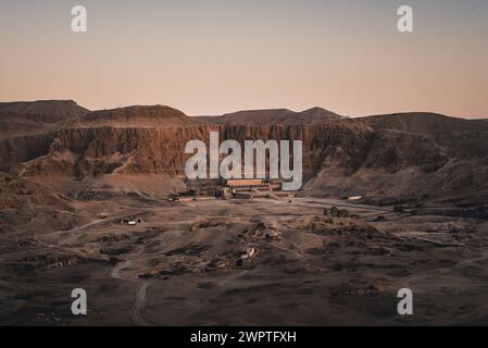 Vista aerea del tempio mortuario di Hatshepsut vicino a Luxor, Egitto Foto Stock