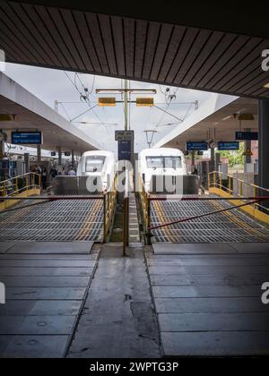 ICE, ferrovia, stazione, treno a motore, rampa, treni a lunga percorrenza, Altona, Amburgo, Germania Foto Stock