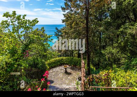 Giardino del castello, Castello Duino, con spettacolare vista mare, residenza privata dei principi di Thurn und Taxis, Duino, Friuli, Italia, Duino, Friuli Foto Stock