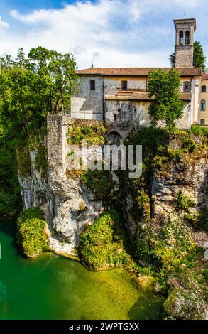 Vista dal Ponte del Diavolo del XV secolo che conduce al centro storico sul fiume Natisone, al Ponte del Diavolo, a Cividale del Friuli, città con Foto Stock