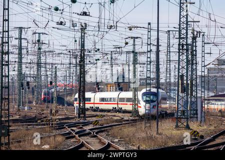 Nach dem Ende Streiks der GDL bei der Deutschen Bahn Der Fernverkehr und Nahverkehr ist wieder gut angelaufen. ICE aus München auf dem Weg nach Hamburg Altona nach einem Zwischenstopp am Nürnberger Hauptbahnhof. Nürnberg Tafelhof Bayern Deutschland *** dopo la fine dello sciopero della GDL alla Deutsche Bahn, il traffico locale torna sul binario GHIACCIATO da Monaco sulla strada per Amburgo Altona dopo una sosta alla stazione centrale di Norimberga Tafelhof Bavaria Germania 20240309-6V2A5680-Bearbeitet Foto Stock