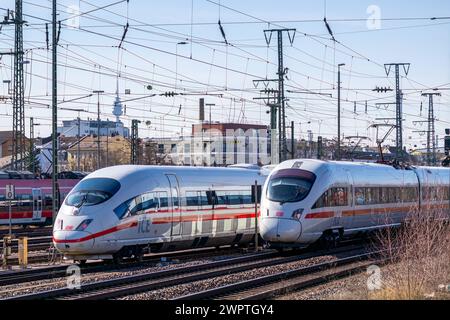 Nach dem Ende Streiks der GDL bei der Deutschen Bahn Hier treffen sich zwei Intercity Express 3 ICE 3 in der Nähe des Nürnberger Hauptbahnhofs. Nürnberg ist einer der größten Durchgangsbahnhöfe Europas und ein wichtiger Knotenpunkt für den Fernverkehr von Süden nach Norden sowie von Westen nach Osten. Nürnberg Marienvorstadt Bayern Deutschland *** dopo la fine dello sciopero della GDL alla Deutsche Bahn due treni Intercity Express 3 ICE 3 si incontrano qui vicino alla stazione centrale di Norimberga Norimberga è una delle più grandi stazioni di transito in Europa e un importante hub per il traffico a lunga percorrenza da sud a Nor Foto Stock