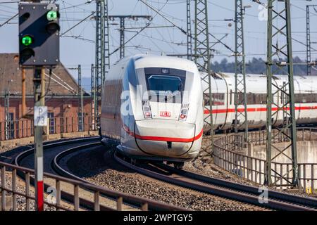 Nach dem Ende Streiks der GDL bei der Deutschen Bahn die Signale Stehe für die meisten Zugverbindungen nach dem Streik wieder auf Grün. Hier ein ICE auf der Fahrt von Nürnberg nach München. Nürnberg Marienvorstadt Bayern Deutschland *** dopo la fine dello sciopero della GDL alla Deutsche Bahn, i segnali sono di nuovo verdi per la maggior parte dei collegamenti ferroviari dopo lo sciopero qui un GHIACCIO nel viaggio da Norimberga a Monaco di Baviera Norimberga Marienvorstadt Baviera Germania 20240309-6V2A5766-Bearbeitet Foto Stock