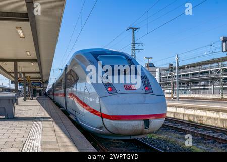 Nach dem Ende Streiks der GDL bei der Deutschen Bahn Der Fernverkehr ist nach dem Ende des Streiks bei der Deutschen Bank durch die Gewerschaft GDL wieder gut in den Normalbetrieb übergegangen. Es gibt nur minimale Verzögerungen auf Strecken ab Nürnberg. Nürnberg Tafelhof Bayern Deutschland *** dopo la fine dello sciopero della GDL presso la Deutsche Bahn i servizi a lunga distanza hanno ripreso le normali operazioni ben dopo la fine dello sciopero della Deutsche Bank da parte dell’unione GDL, vi sono solo ritardi minimi sulle rotte da Norimberga Norimberga, Norimberga, Tafelhof, Baviera, Germania 20240309-6V2A5633-Bearbeitet Foto Stock