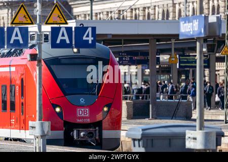 Nach dem Ende Streiks der GDL bei der Deutschen Bahn es herrscht wieder ein guter Fahrgastverkehr auf den Bahnsteigen im Nürnberger Hauptbahnhof. Der Nahverkehr ist zum Großteil wieder fahrplanmäßig unterwegs. Nürnberg Tafelhof Bayern Deutschland *** dopo la fine dello sciopero della GDL alla Deutsche Bahn c'è di nuovo un buon traffico passeggeri sui binari della stazione centrale di Norimberga la maggior parte del traffico locale è di nuovo in orario Norimberga Tafelhof Bavaria Germania 20240309-6V2A5667-Bearbeitet Foto Stock