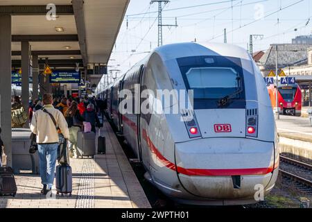 Nach dem Ende Streiks der GDL bei der Deutschen Bahn es herrscht wieder ein guter Reiseverkehr auf den Bahnsteigen im Nürnberger Hauptbahnhof. Hier verlassen Fahrgäste den ICE aus München auf dem Weg nach Hamburg Altona mit einem Zwischenstopp am Nürnberger Hauptbahnhof. Nürnberg Tafelhof Bayern Deutschland *** dopo la fine dello sciopero della GDL alla Deutsche Bahn c'è di nuovo un buon traffico di viaggio sui binari della stazione centrale di Norimberga qui i passeggeri lasciano il GHIACCIO da Monaco sulla strada per Amburgo Altona con una sosta alla stazione centrale di Norimberga Norimberga Tafelhof Baviera Germania 2024 Foto Stock