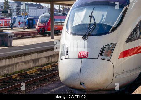 Nach dem Ende Streiks der GDL bei der Deutschen Bahn die Gleise sind im Nürnberger Hauptbahnhof wieder mit zahlreichen Zügen des Nahverkehrs und Fernverkehrs gefüllt. Auch Sonderzüge für die Fußballfans auf dem Weg nach Magedburg zum Außerwärtsspiel waren bereit gestanden. Nürnberg Tafelhof Bayern Deutschland *** dopo la fine dello sciopero della GDL alla Deutsche Bahn, i binari della stazione centrale di Norimberga sono ancora una volta pieni di numerosi treni locali e a lunga percorrenza anche treni speciali per gli appassionati di calcio sulla strada per Magedburg per la partita in trasferta erano in piedi a Norimberga Tafelhof Bavaria Germa Foto Stock