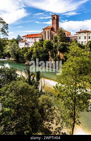 Vista dal Ponte del Diavolo del XV secolo che conduce al centro storico sul fiume Natisone, al Ponte del Diavolo, a Cividale del Friuli, città con Foto Stock