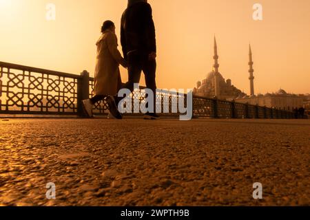 Al mattino presto, a piedi fino alla nuova Moschea (Yeni Cami) a Istanbul, Turchia, dal ponte Galata Foto Stock